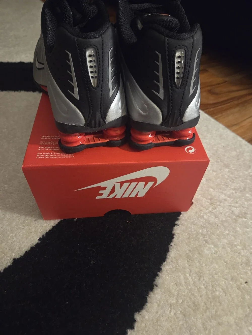NIKE SHOX R4 SZ 7.5W